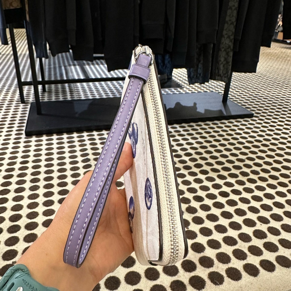 NWT Coach Corner Zip Wristlet In Signature Canvas With Blueberry Print - Picture 3 of 5